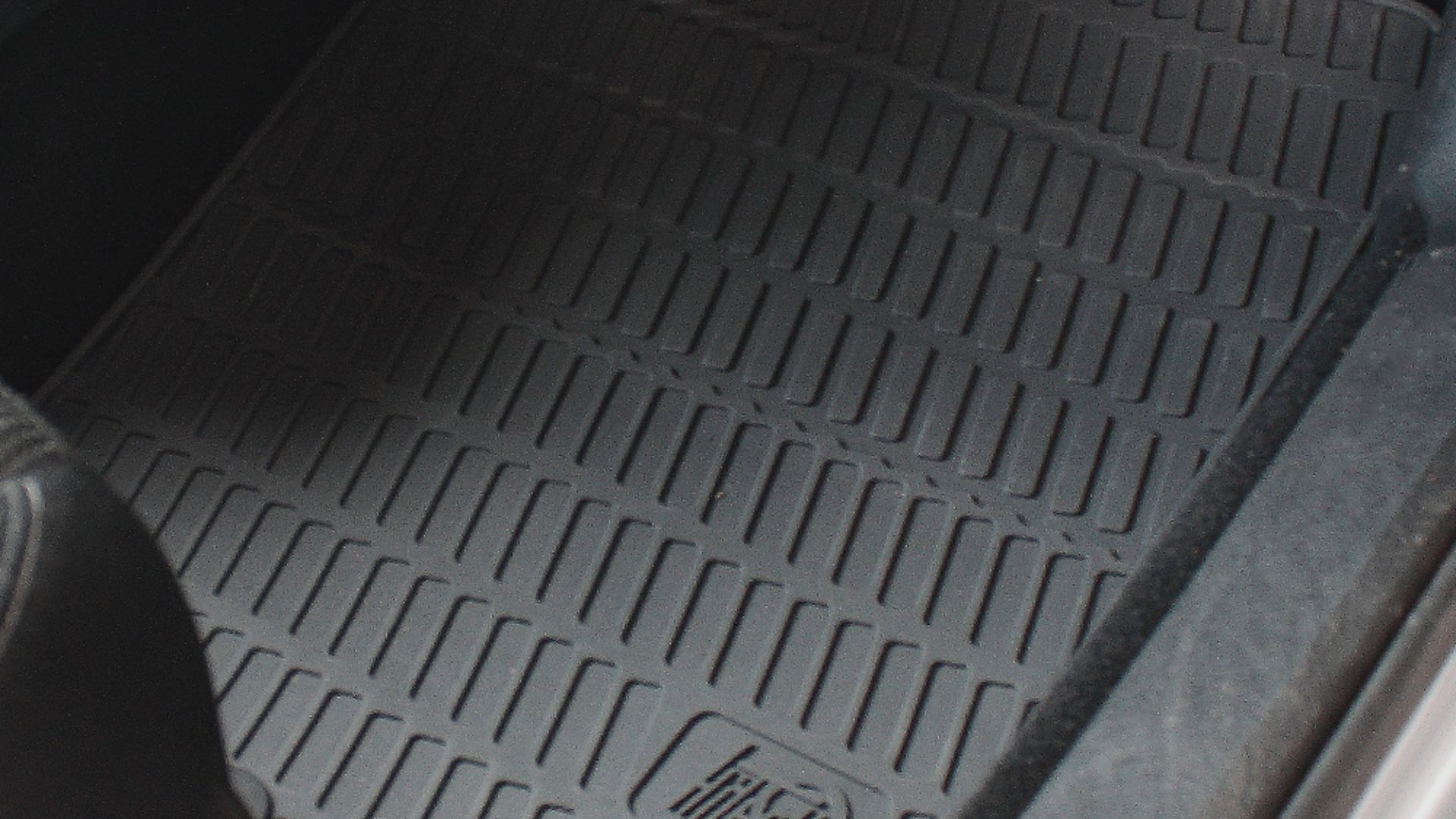 File:Fitted-rubber-car-mats-image.jpg