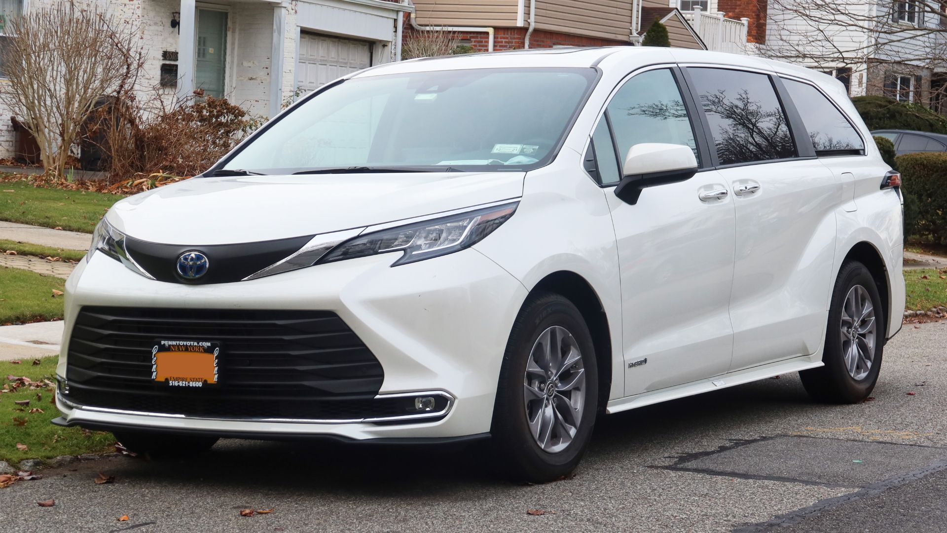 File:2021 Toyota Sienna XLE Hybrid, front 12.21.21.jpg
