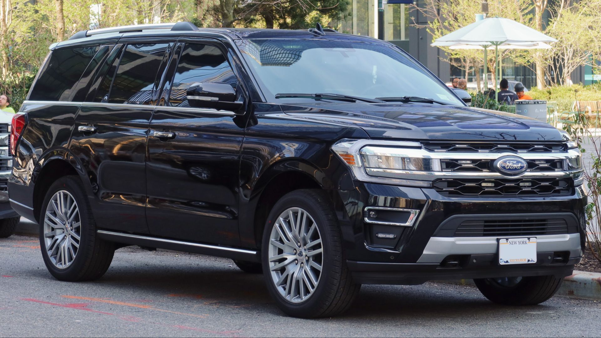 File:2022 Ford Expedition Platinum unmarked unit, front 4.14.23.jpg