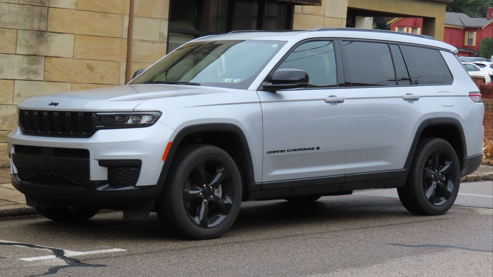File:2023 Jeep Grand Cherokee L Altitude 4x4, front left, 09-09-2023.jpg