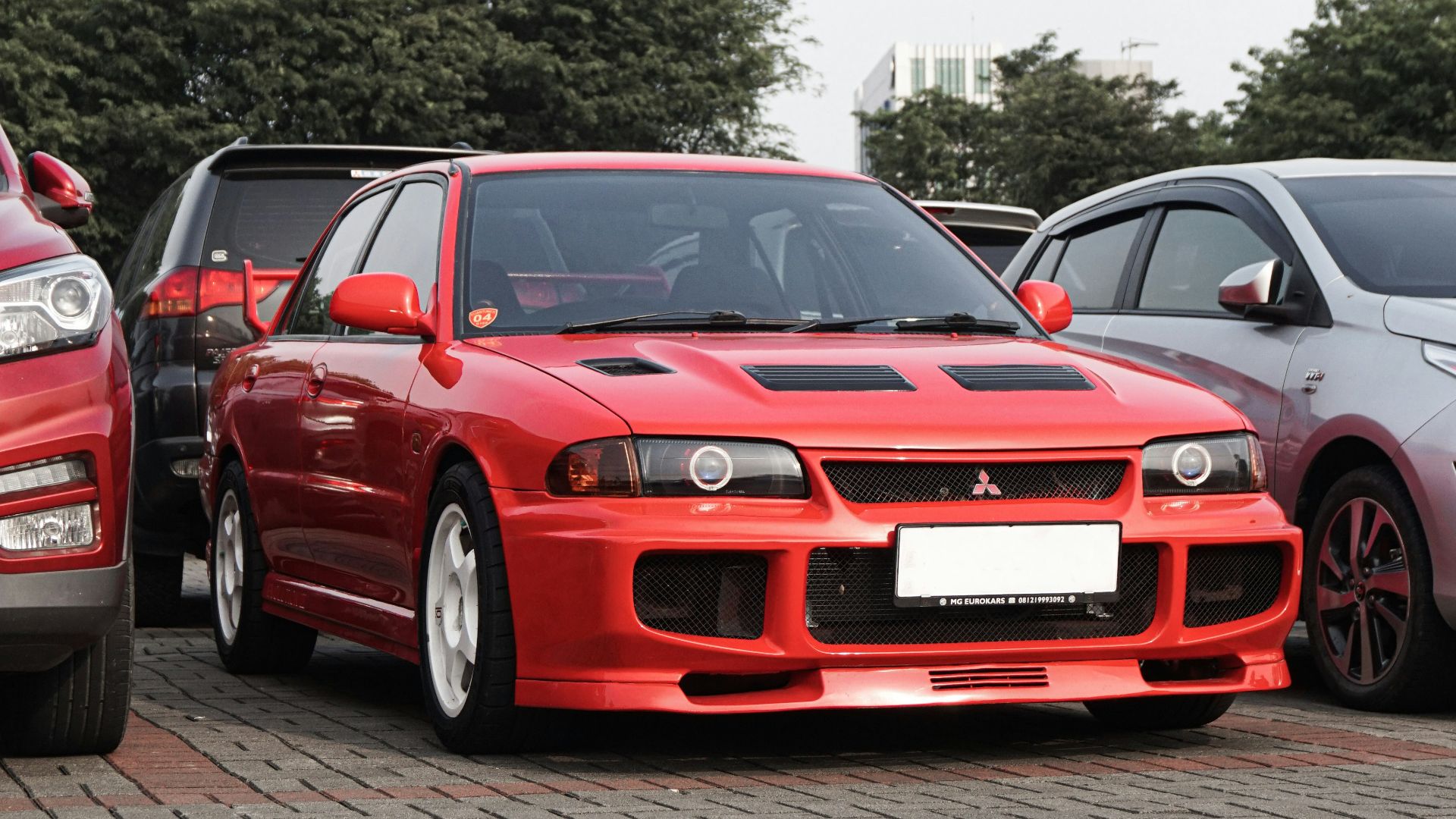 a group of cars parked next to each other