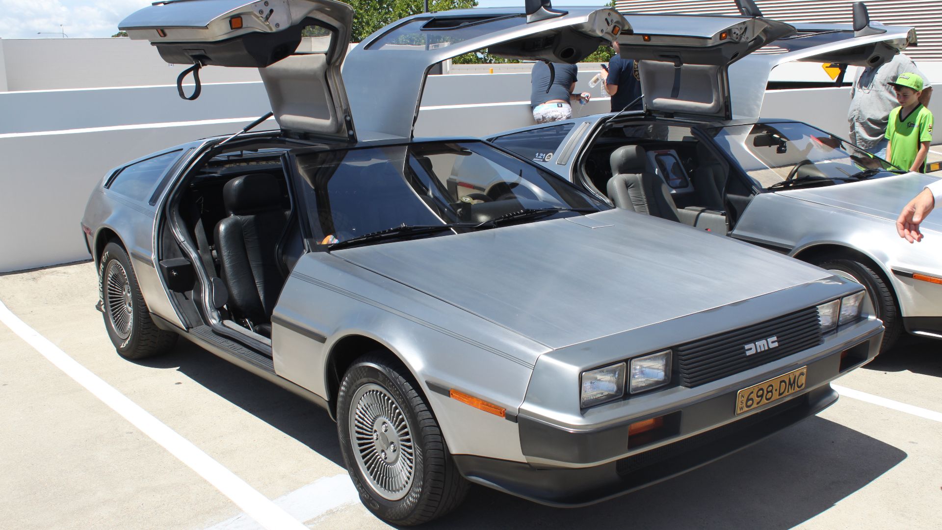 File:DeLorean DMC-12 (15704582713).jpg