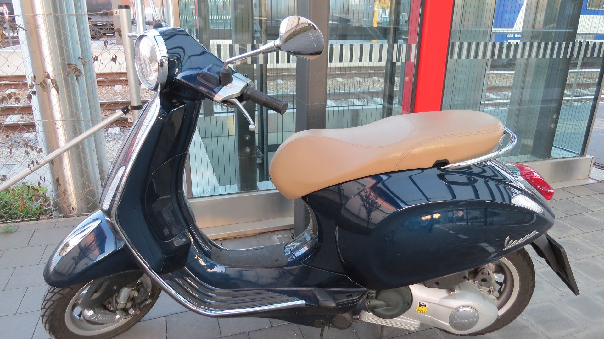 File:2018-10-22 (950) Vespa Primavera 125 at Bahnhof Herzogenburg, Austria.jpg