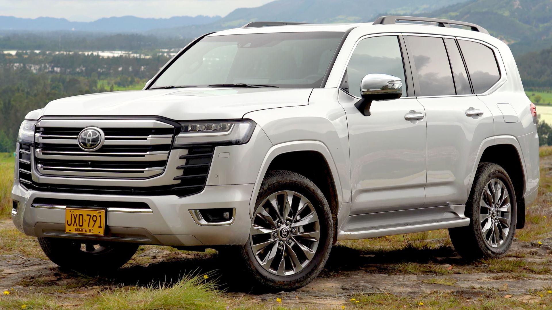 File:2021 Toyota Land Cruiser 300 3.4 ZX (Colombia) front view 04.png