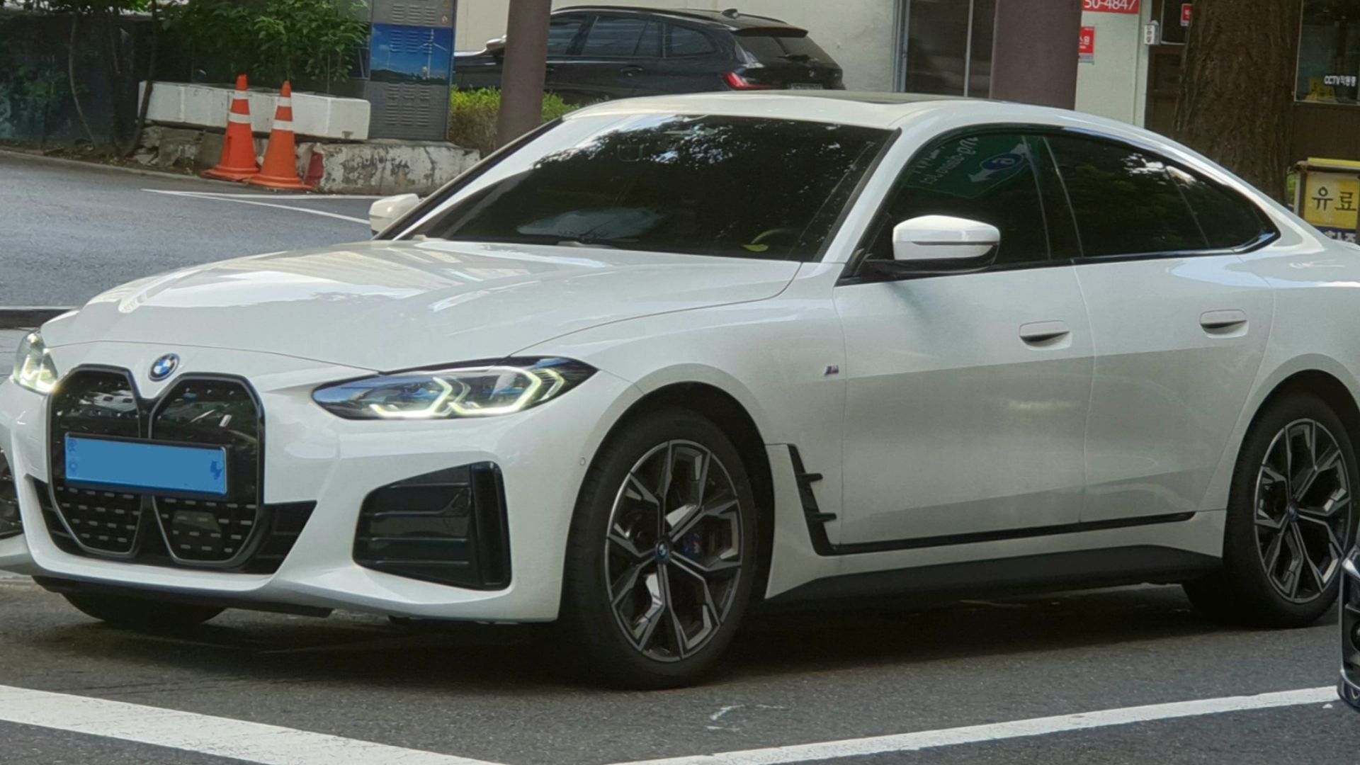 File:BMW G26E i4 eDrive40 Alpine White (1).jpg