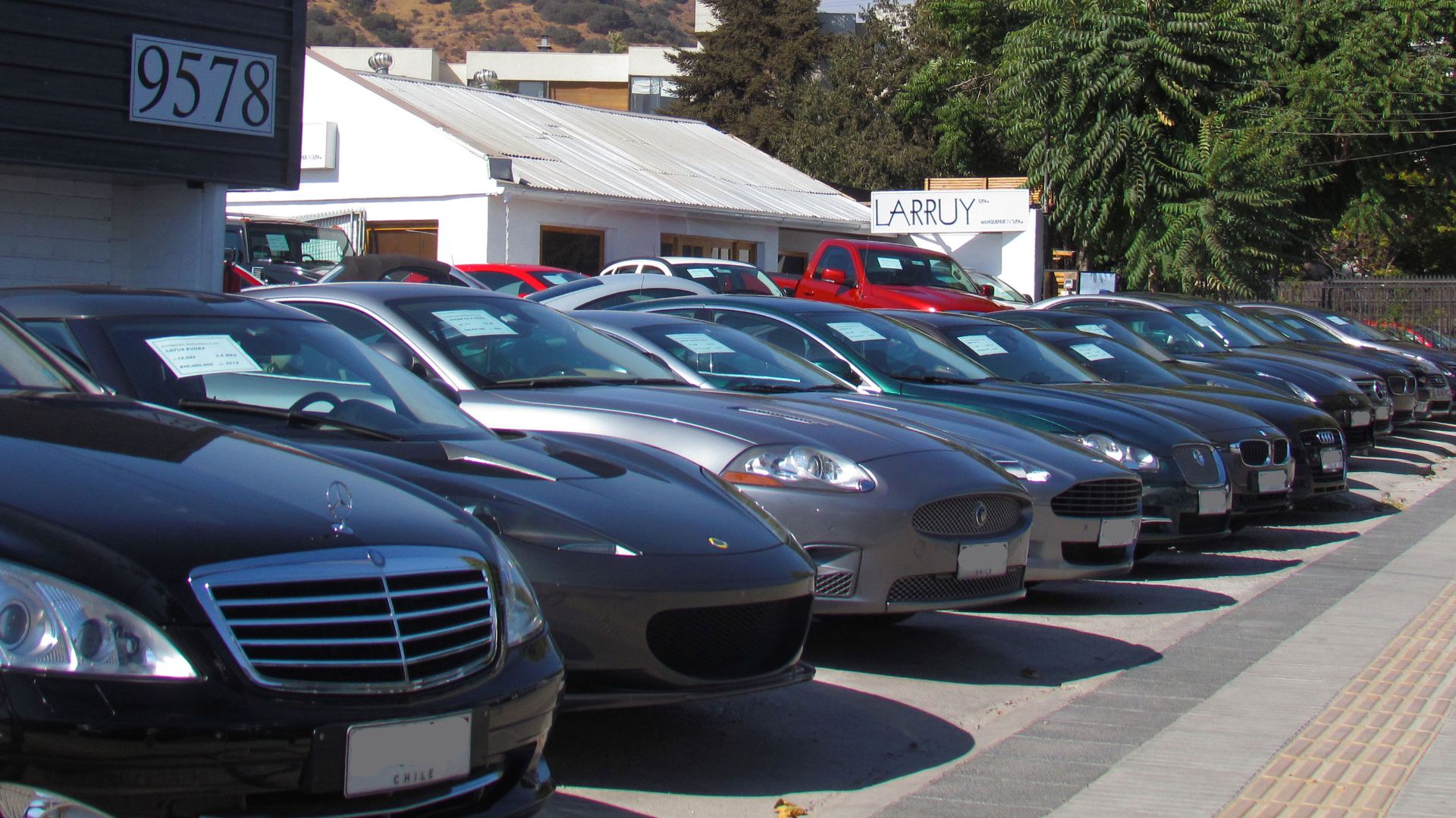 File:Used car dealership in Santiago, Chile.jpg