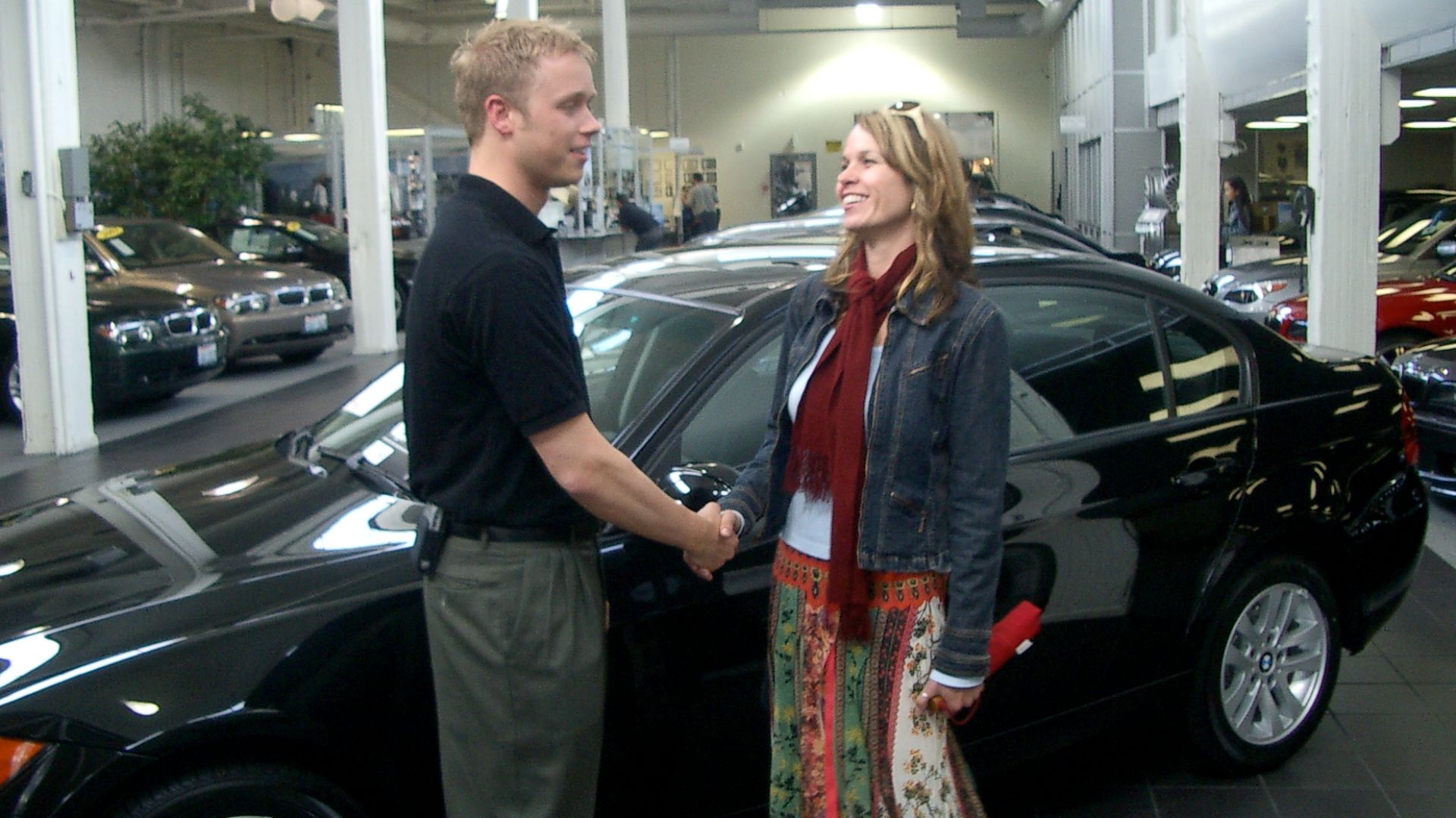 File:Man selling a car.jpg