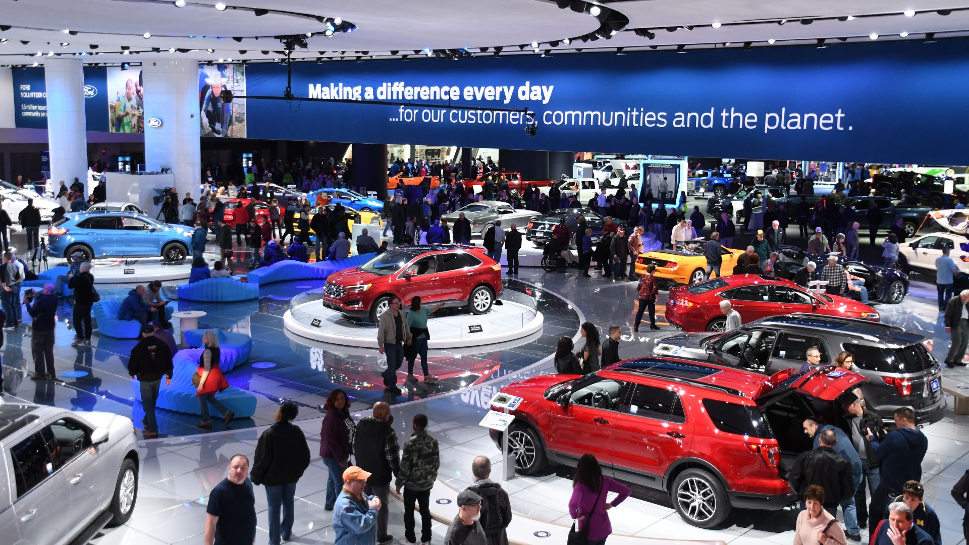 File:View from upper level of Ford display -- 2018 North American International Auto Show (40540943864).jpg