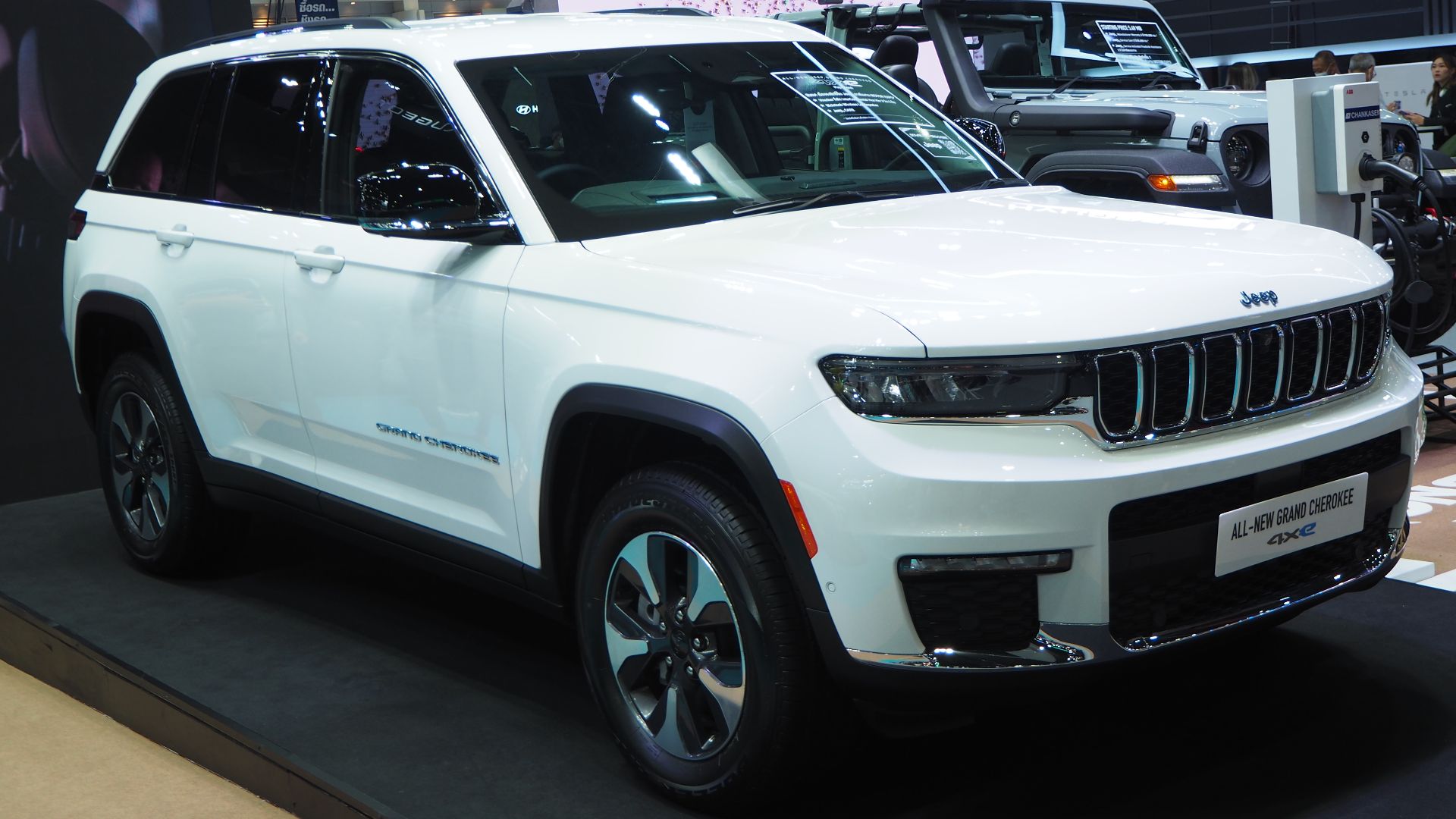 File:2023 Jeep Grand Cherokee 4xe Summit Reserve.jpg