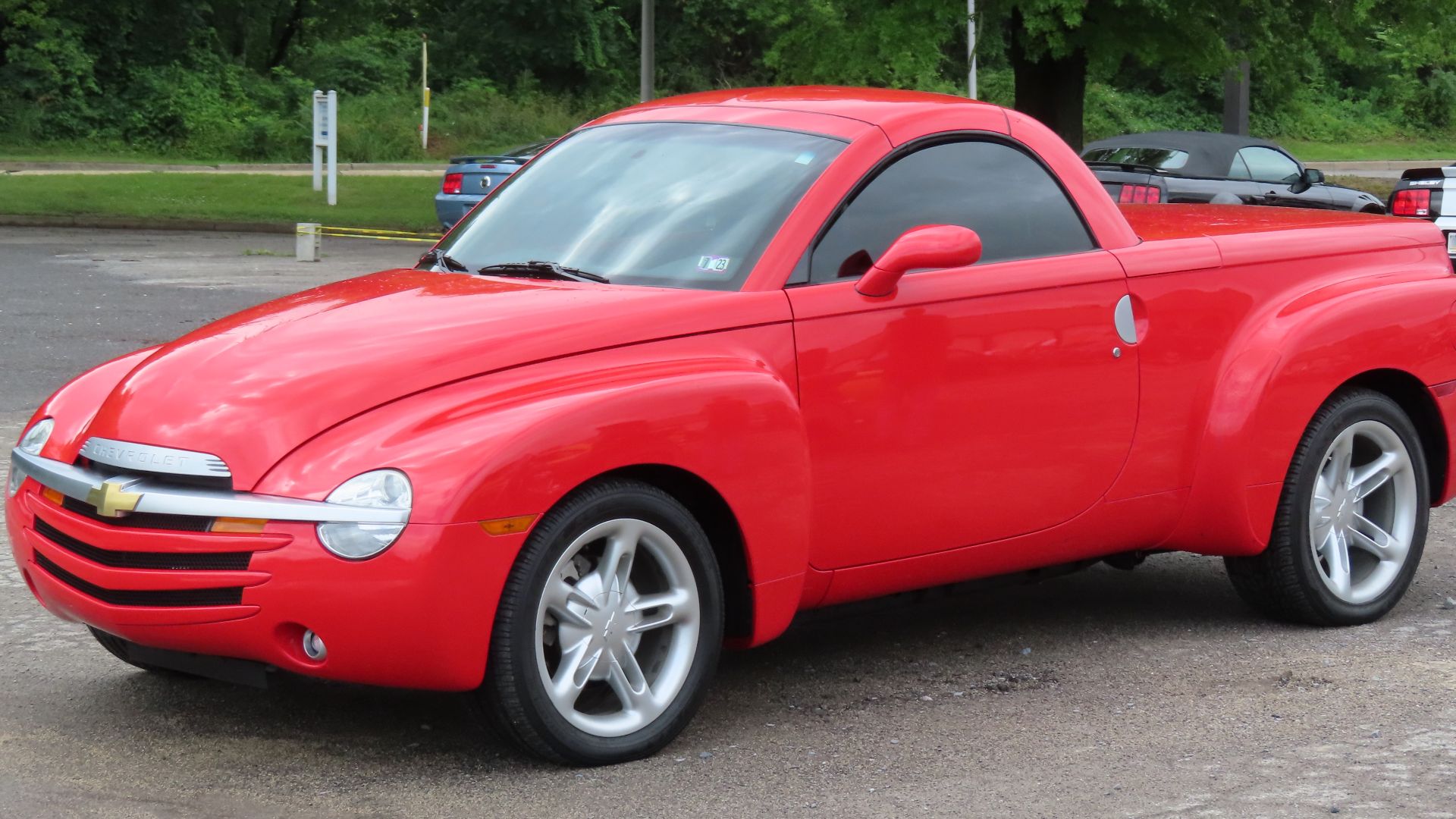 File:2004 Chevrolet SSR, front left, 07-02-2023.jpg