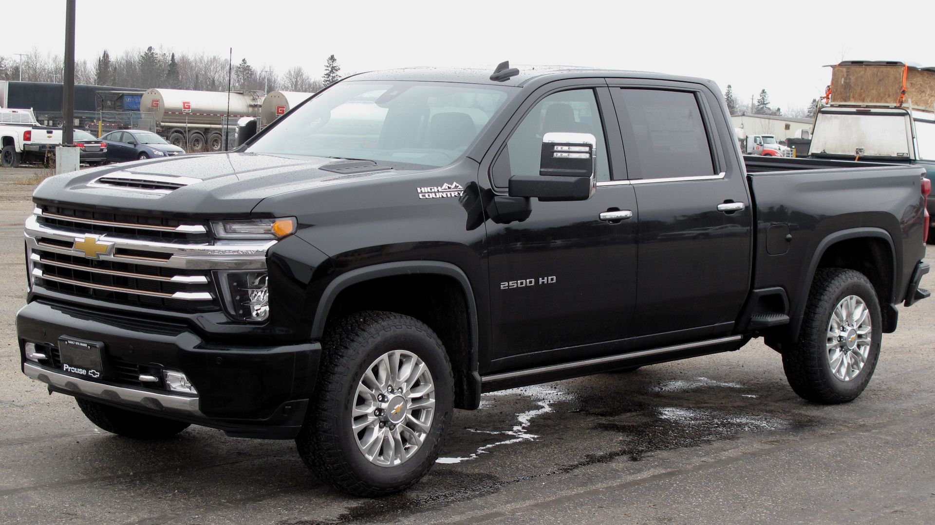 File:2022 Chevrolet Silverado 2500HD High Country, Front Left, 11-21-2021.jpg
