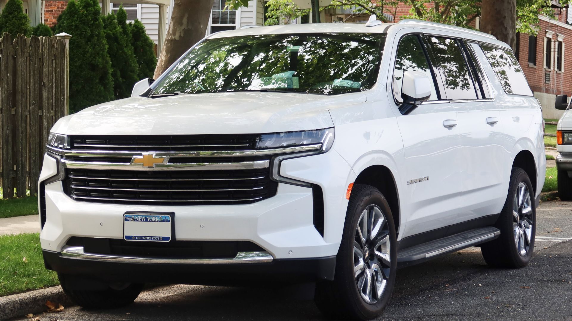 File:2021 Chevrolet Suburban LT, rear 6.14.21.jpg