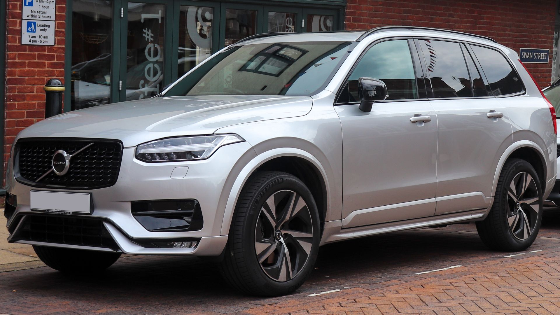 File:2021 Volvo XC90 R-Design B5 MHEV AWD 2.0 Front.jpg