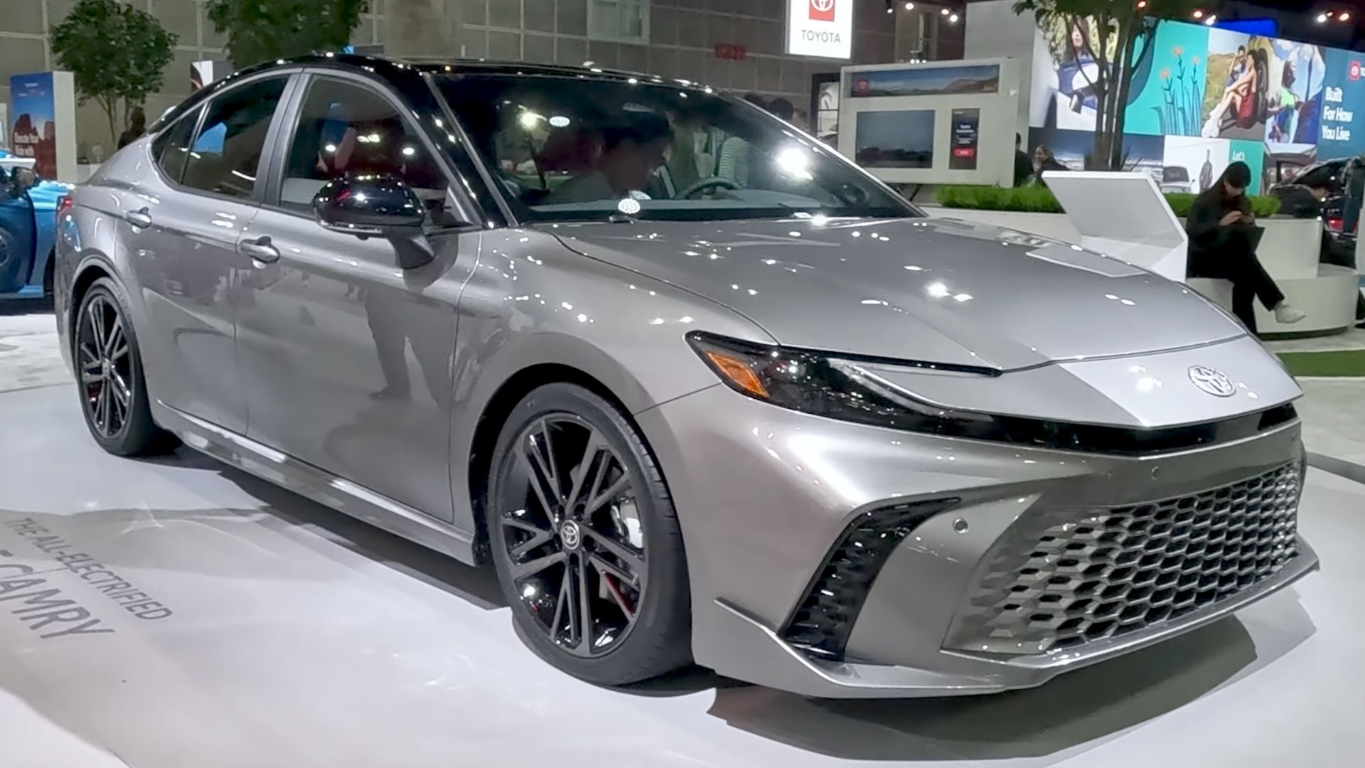 File:2025 Toyota Camry Hybrid XSE (United States) front view.png