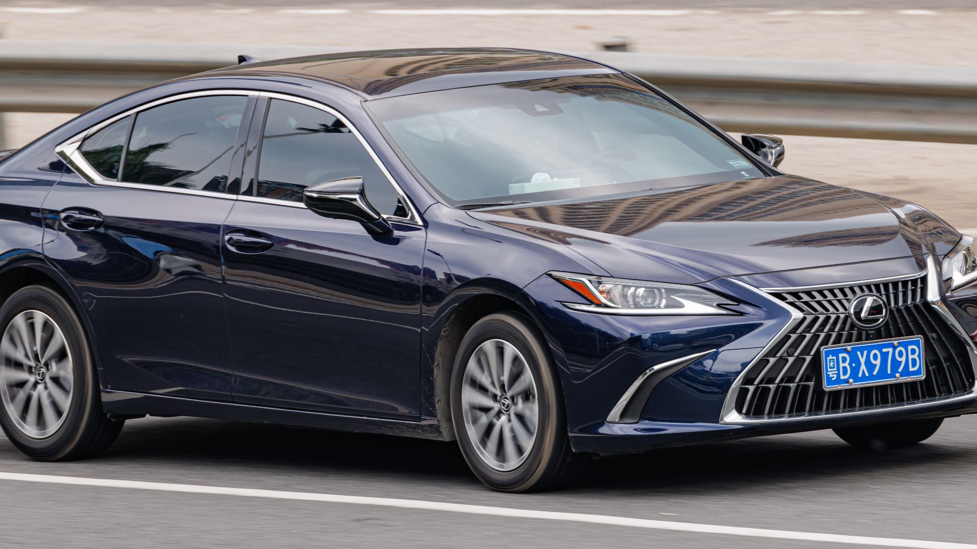 File:LEXUS ES 300h(XZ10) China (100).jpg