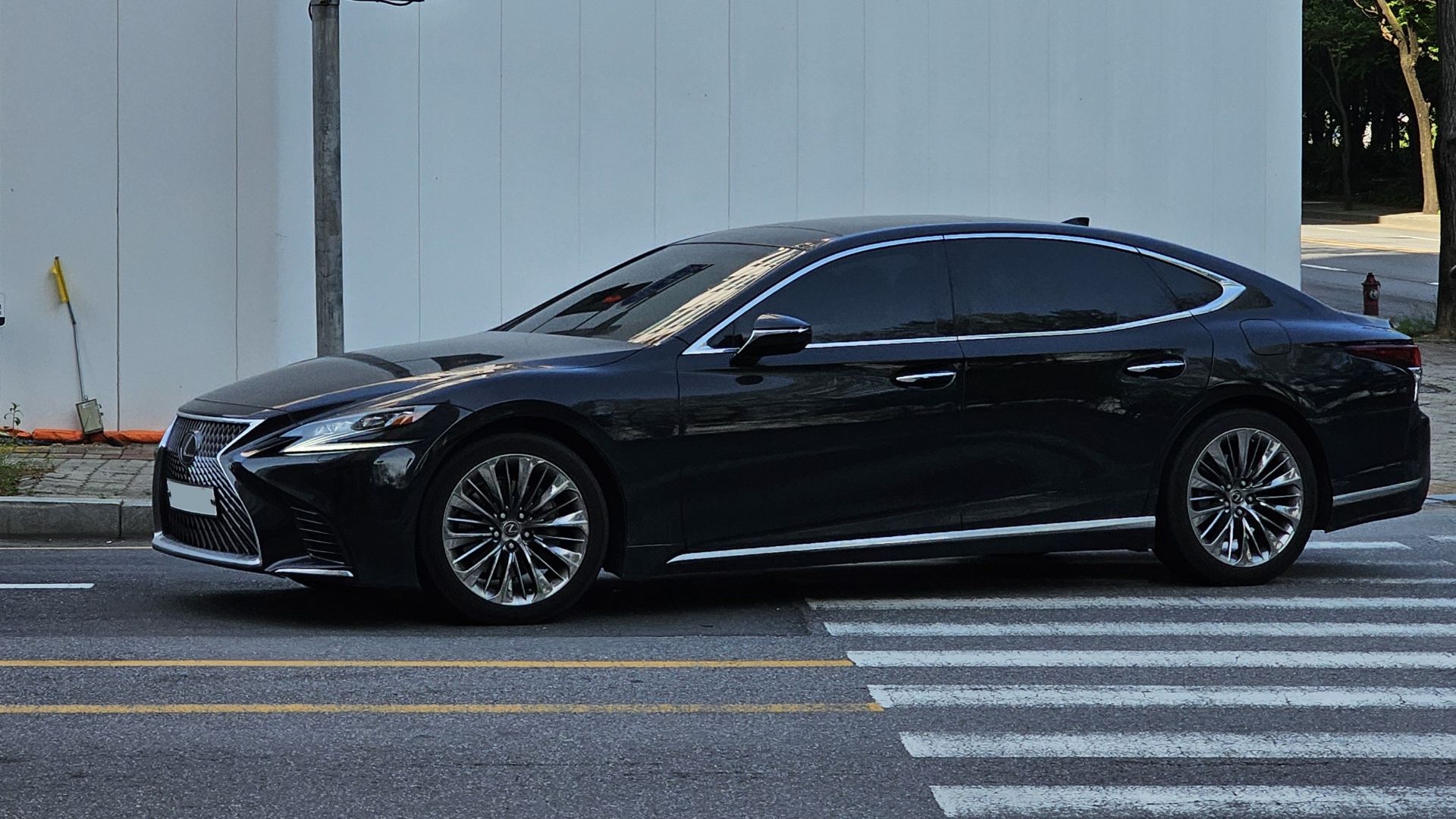 File:Lexus LS 500 AWD Platinum VXFA50 Black (1).jpg