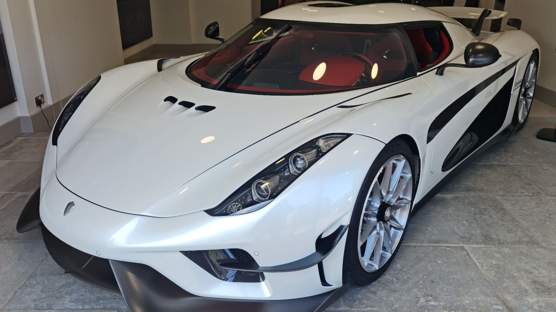 File:Koenigsegg Regera White.jpg