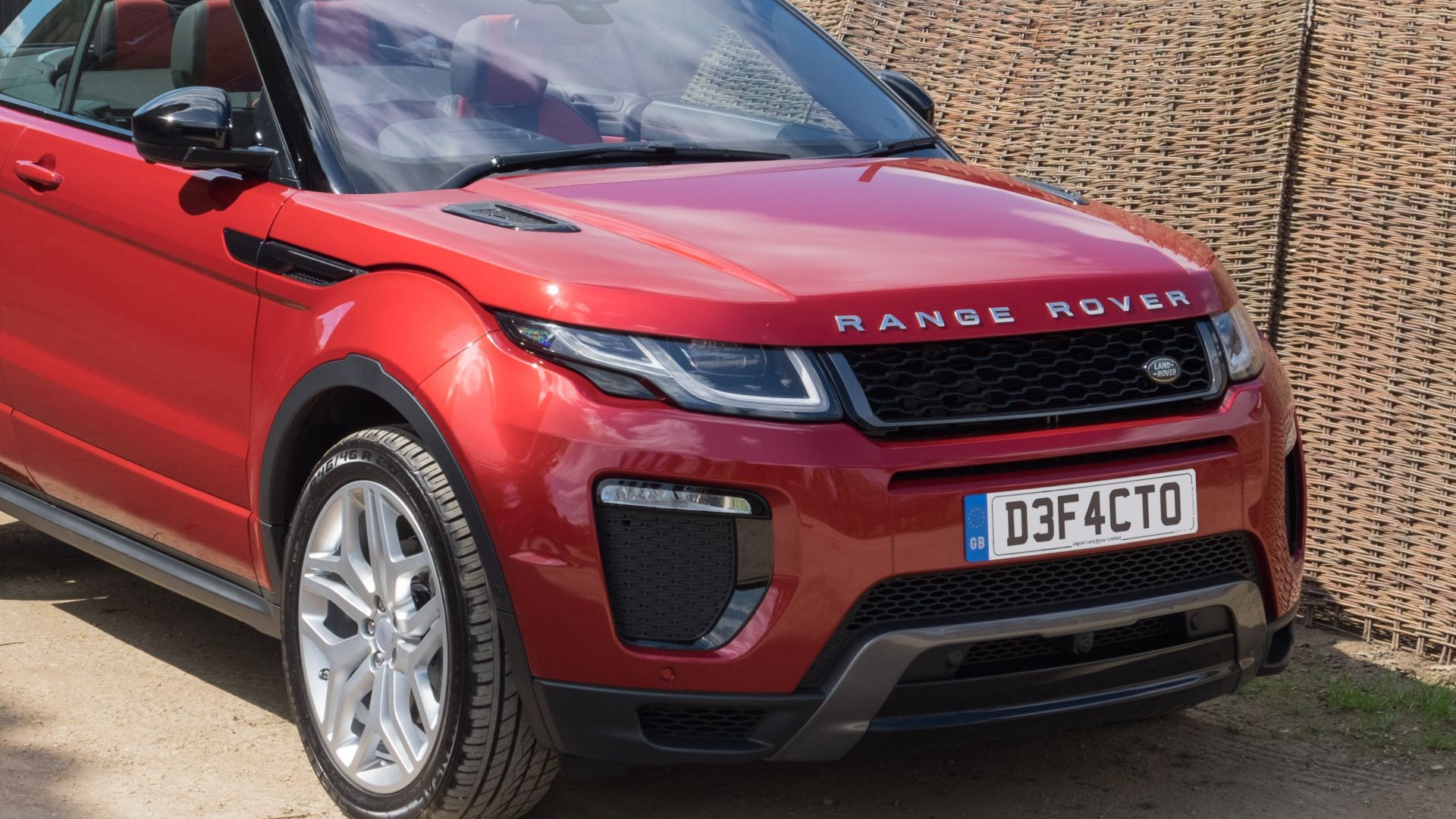 File:Land Rover Range Rover Evoque Convertible 2016 - front three-quarter.jpg