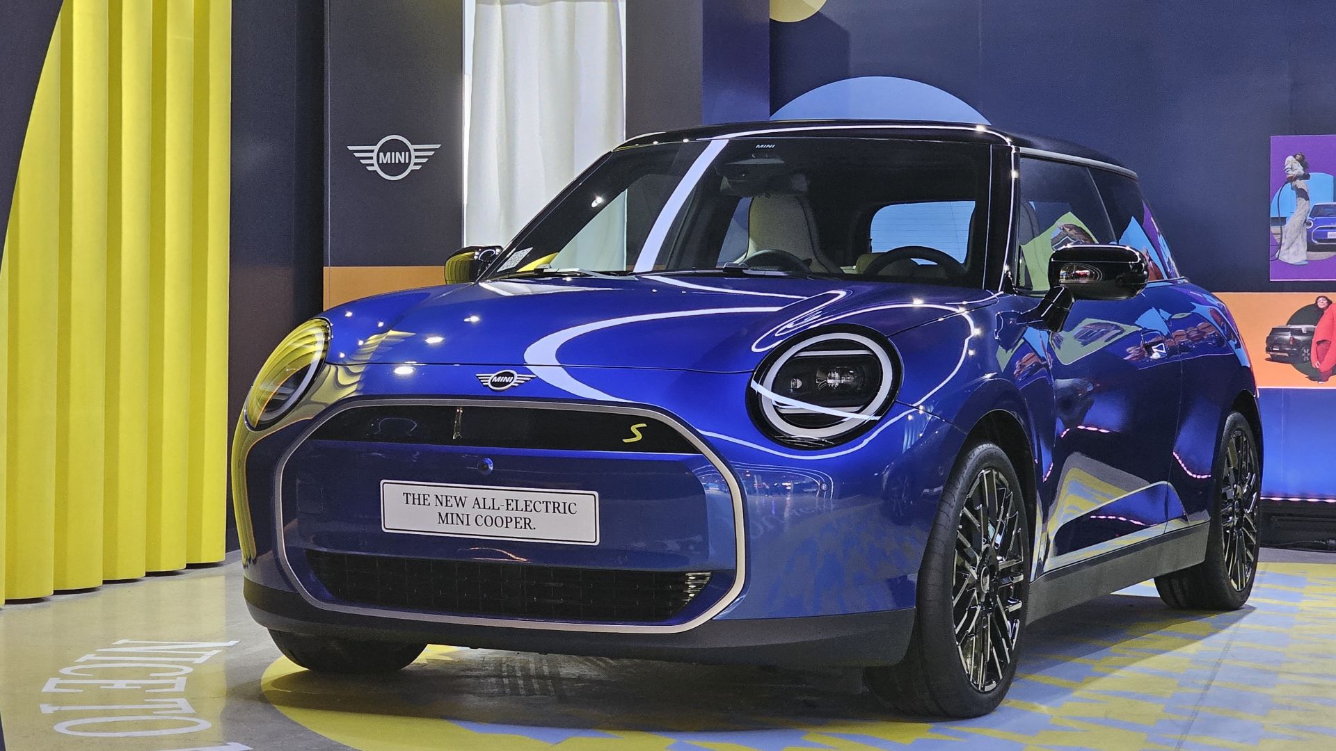 File:MINI J01 Cooper SE Favoured Blazing Blue (5).jpg