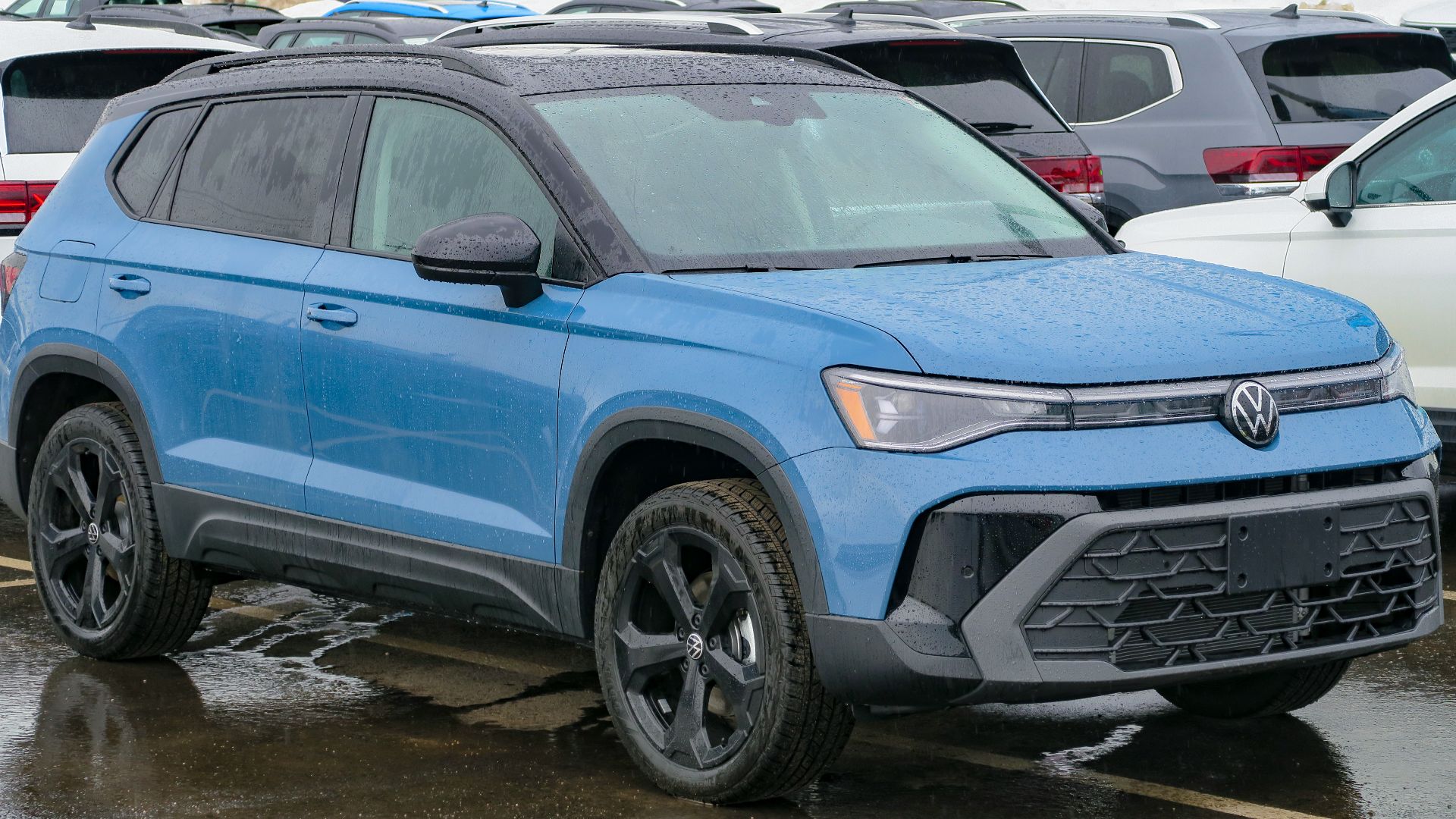 File:2025 Volkswagen Taos Comfortline Black Edition 4MOTION in Monterey Blue Pearl with Deep Black roof, front right, 2025-03-14.jpg