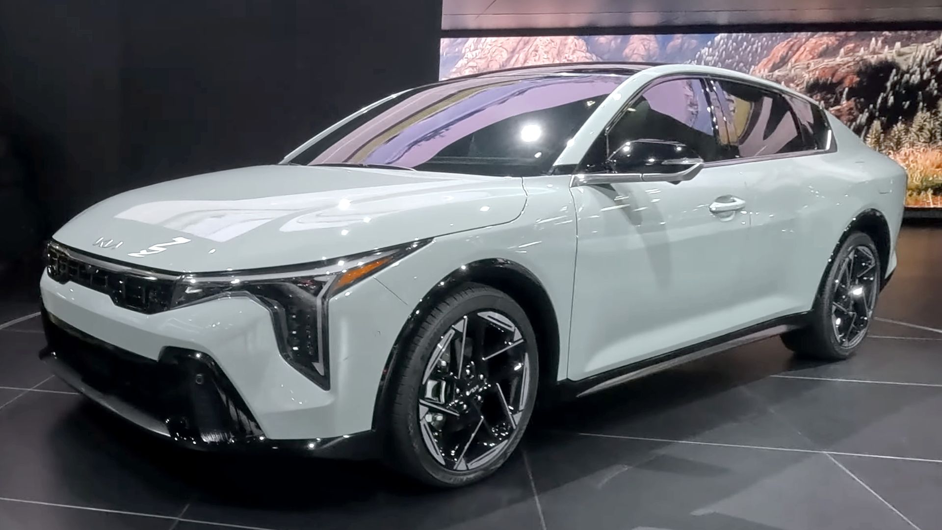 File:2025 Kia K4 4DR GT Line (United States) front view 01.png