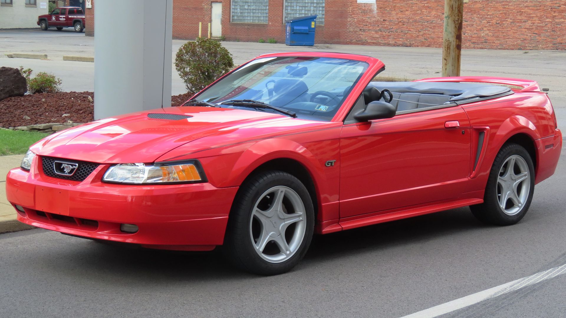 File:2000 Ford Mustang GT convertible, front left, 08-27-2023.jpg