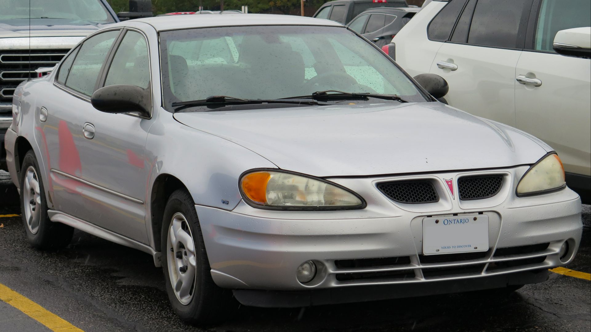 File:2003 Pontiac Grand Am SE1 Sedan in Galaxy Silver Metallic, Front Right, 10-12-2022.jpg