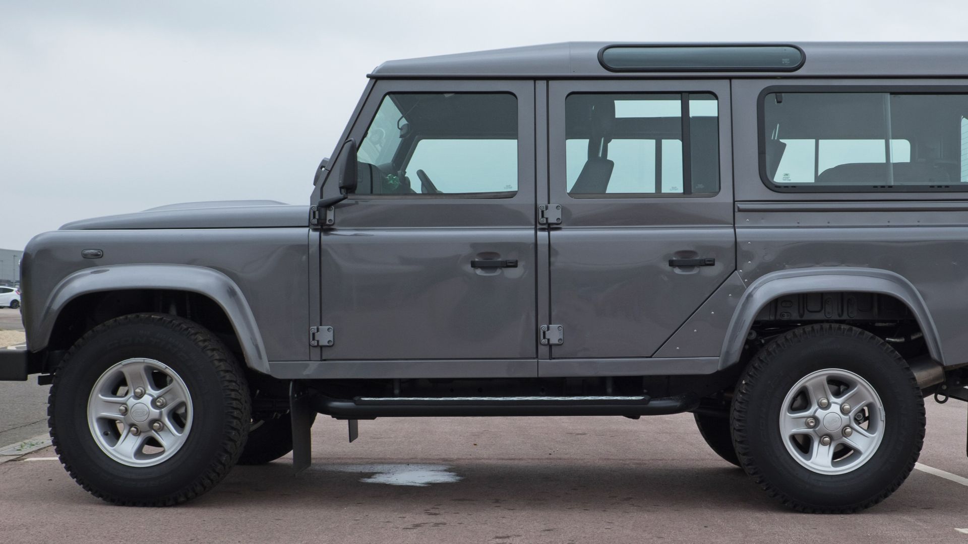 File:Land Rover Defender 110 Station Wagon 2016 - left side.jpg
