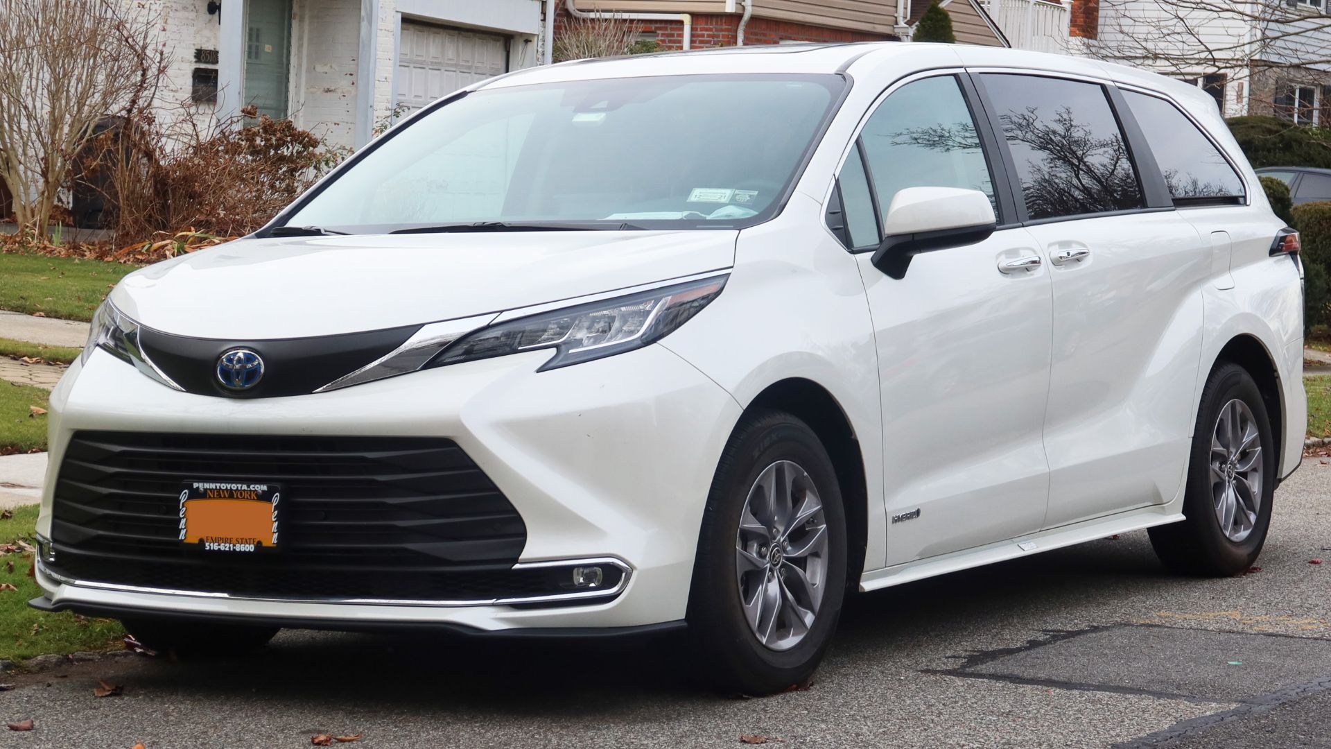 File:2021 Toyota Sienna XLE Hybrid, front 12.21.21.jpg