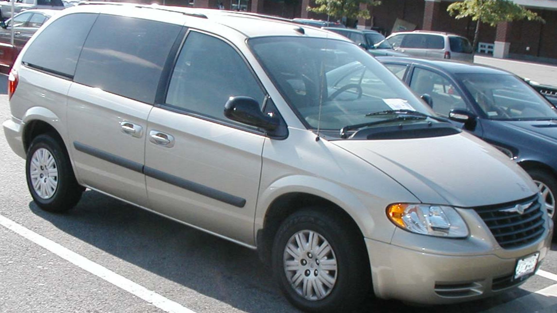 File:Chrysler-Voyager.jpg