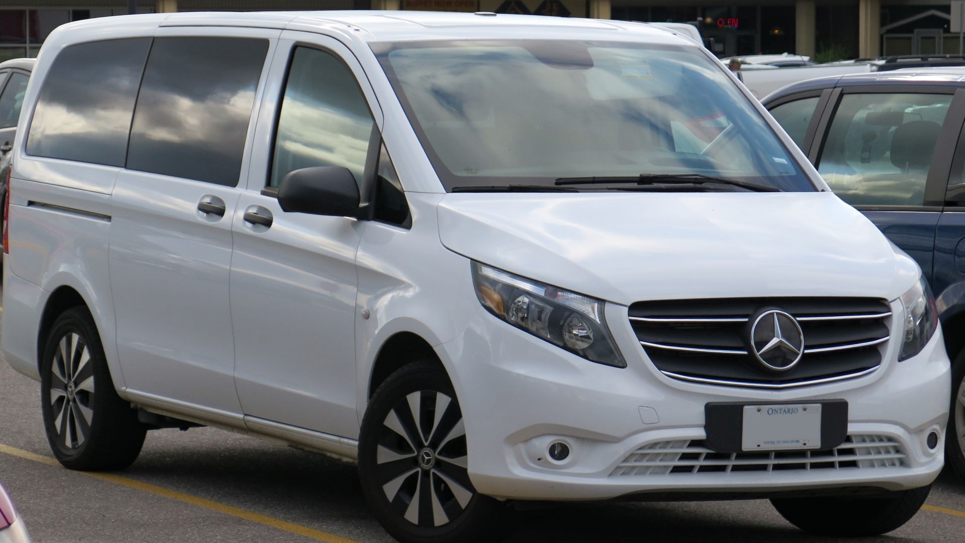 File:2022 Mercedes-Benz Metris Passenger Van in Arctic White, Front Right, 08-02-2023.jpg