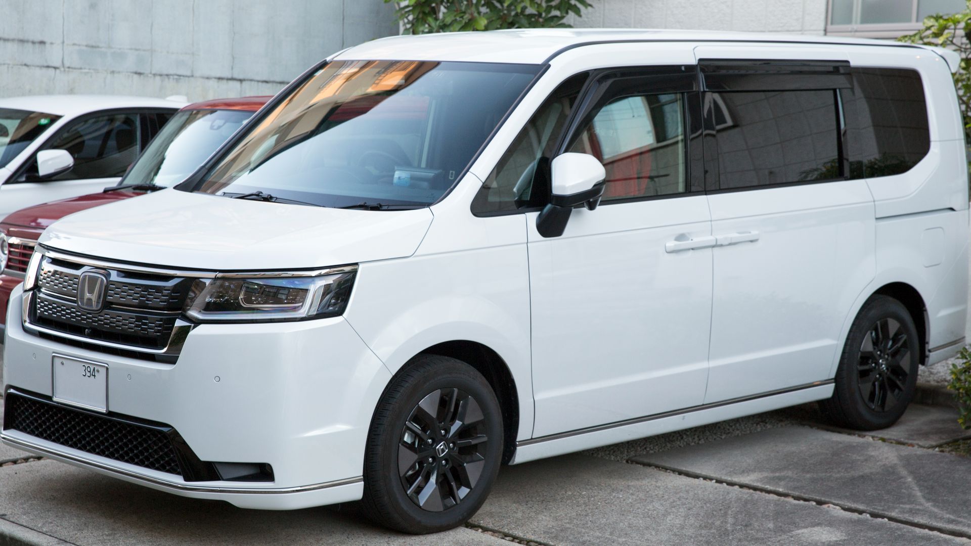 File:2024 Honda Stepwgn e.HEV Spada in Platinum White Pearl, front left.jpg