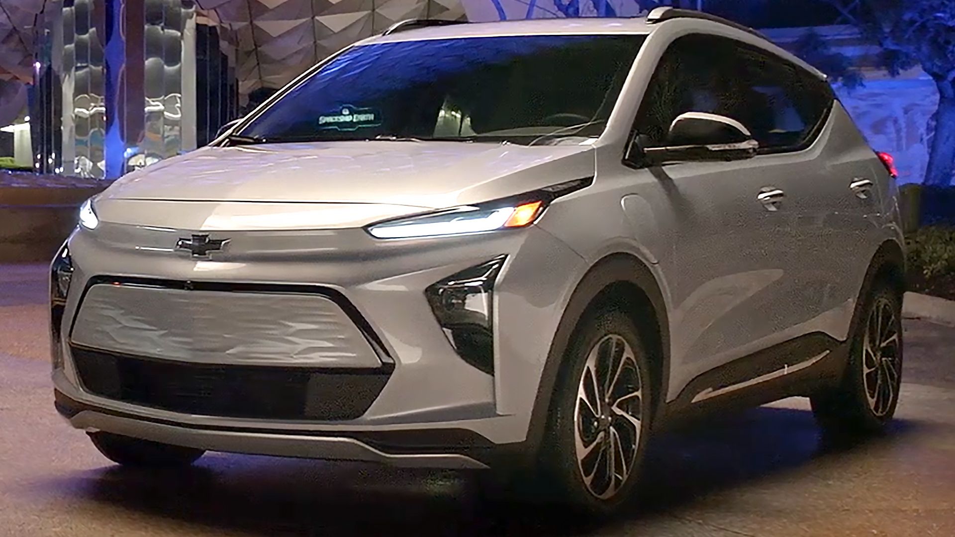 File:2022 Chevrolet Bolt EUV (Canada) front view.png