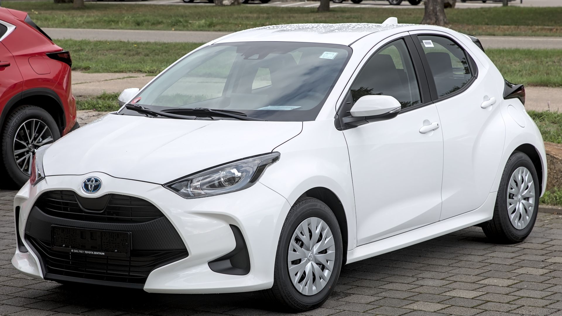 File:Toyota Yaris Hybrid (XP210) 1X7A0354.jpg