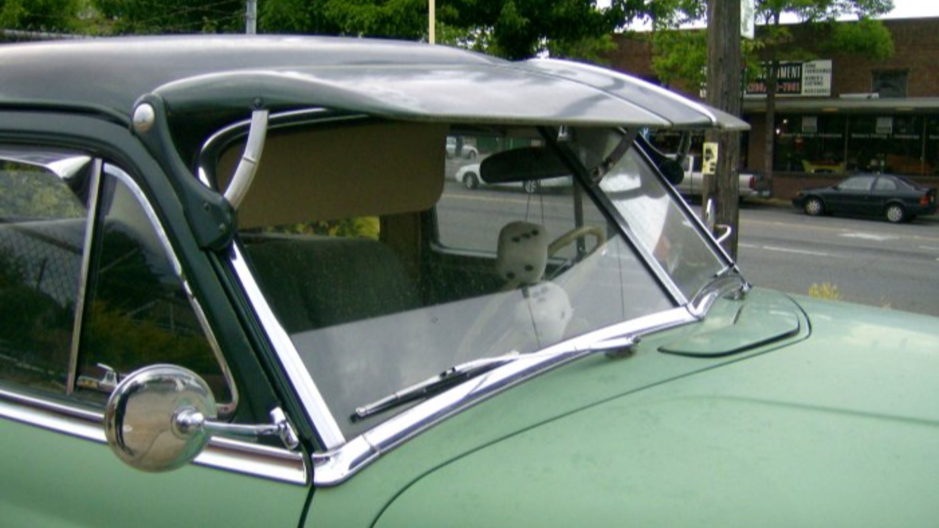 File:Raked windshield 1952 DeSoto.jpg