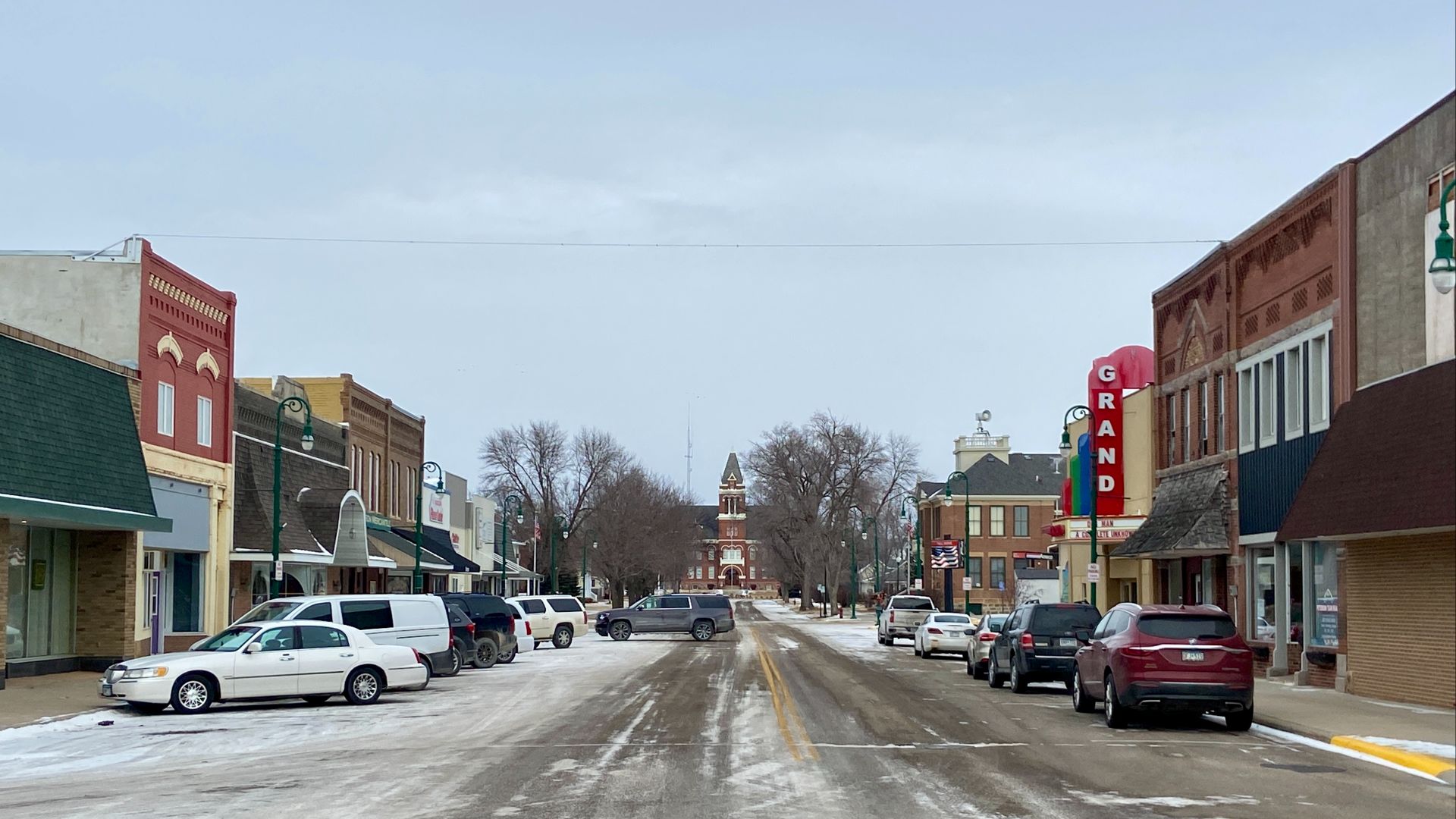 File:6th Avenue looking toward Courthouse, Madison, MN-01.jpg