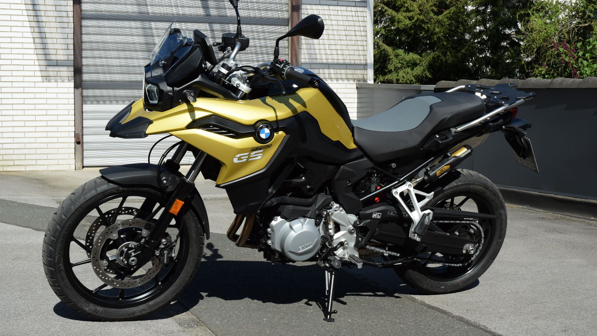 File:BMW F 750 GS, Baujahr 2018, Farbe Austin Yellow metallic (2019-04-21).JPG