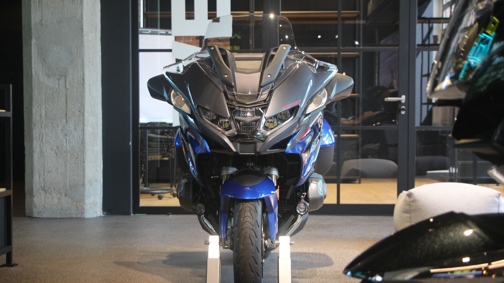 File:06-2024 BMW R1250 RT front.jpg