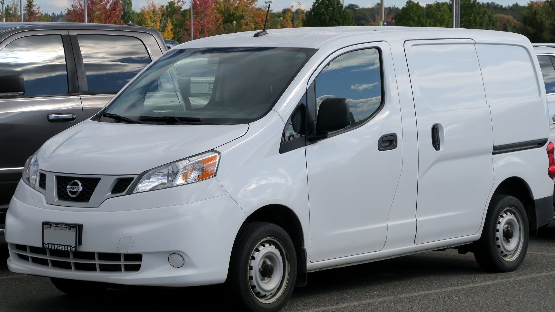 File:2020 Nissan NV200 Compact Cargo S in Fresh Powder, front left, 2024-10-04.jpg