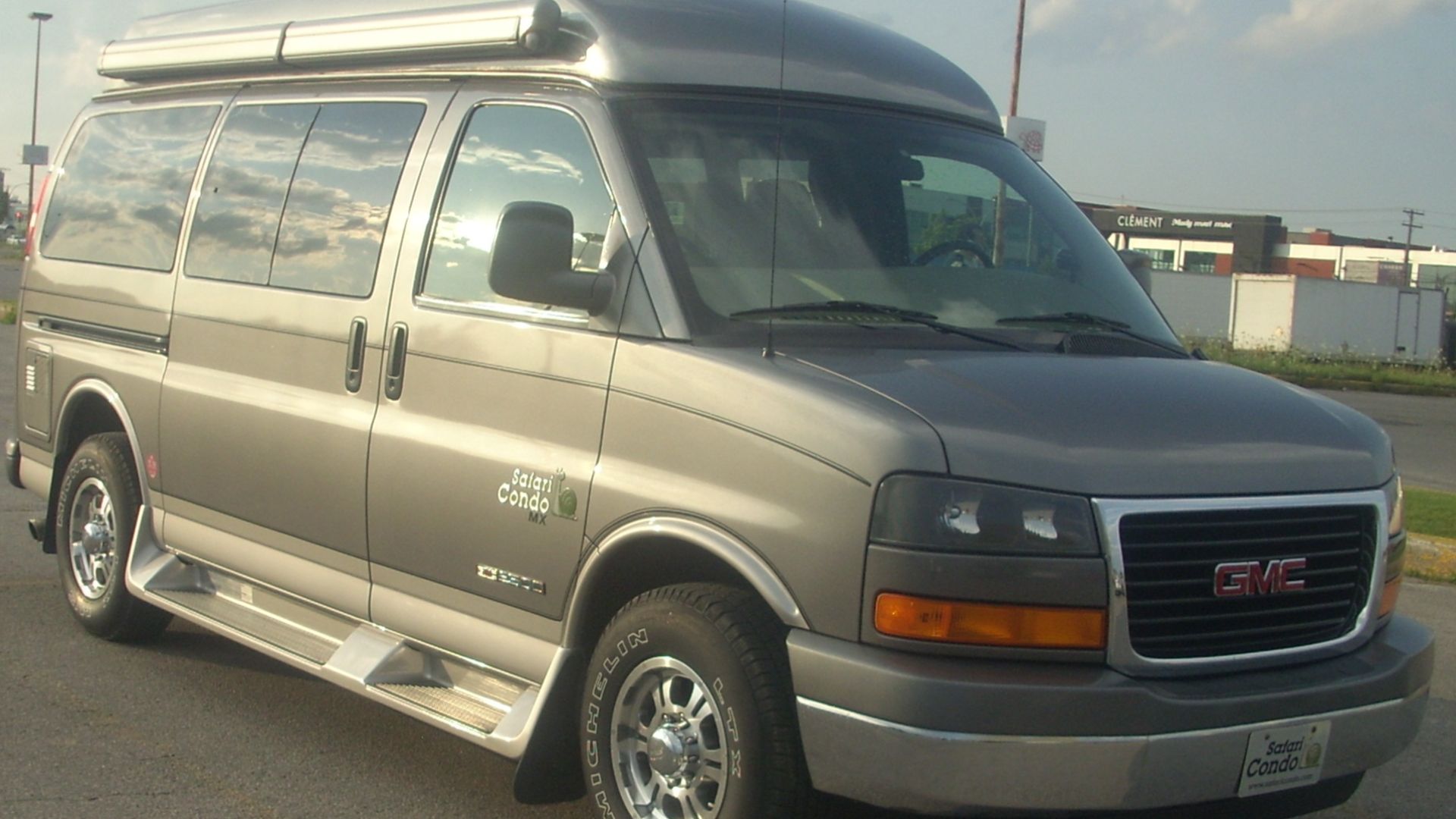 File:GMC Savana Van 3500 Safari Cargo MX (Les chauds vendredis '10).jpg