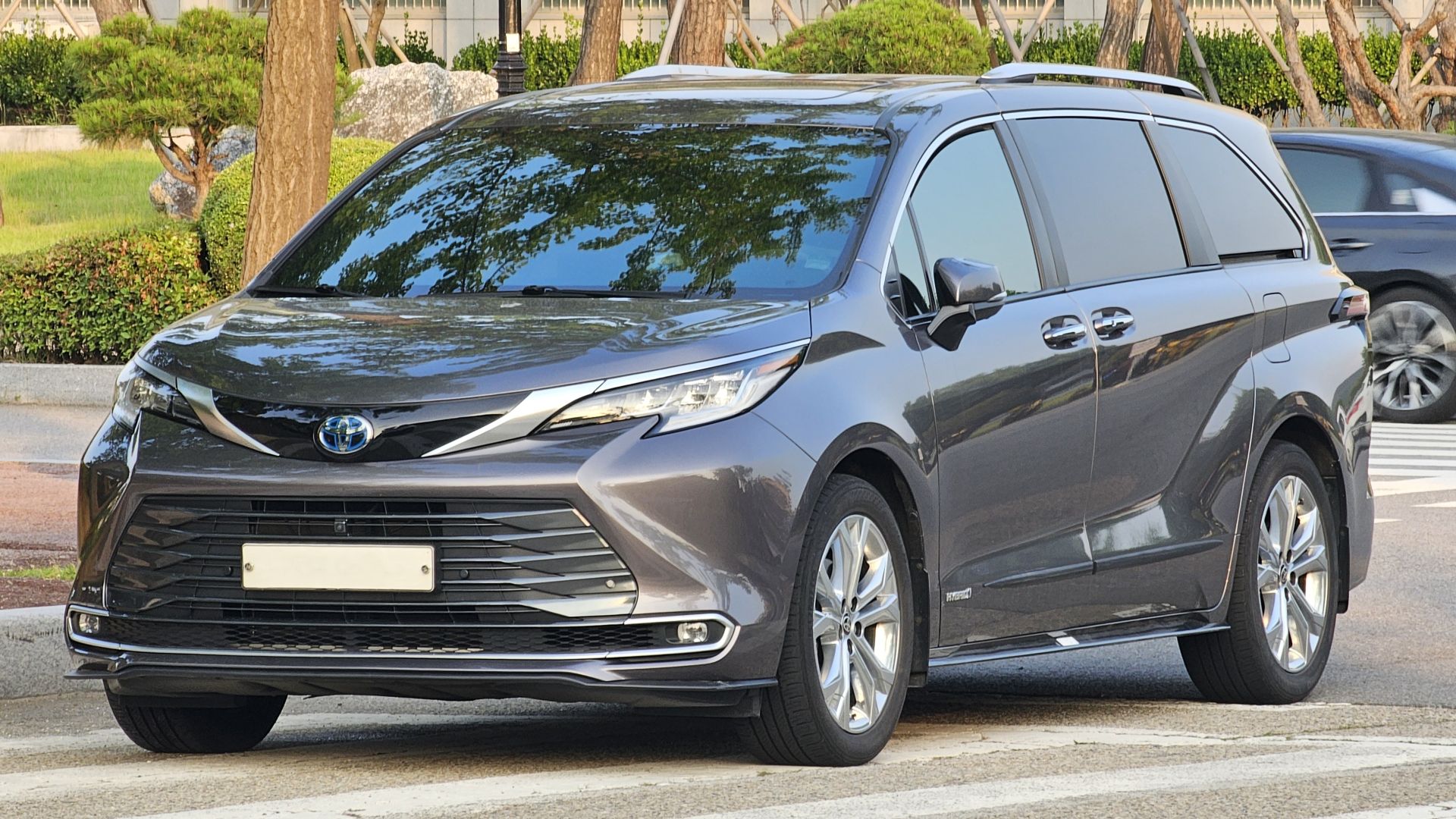 File:Toyota Sienna Hybrid Limited XL40 Gray Mica Metallic (24).jpg