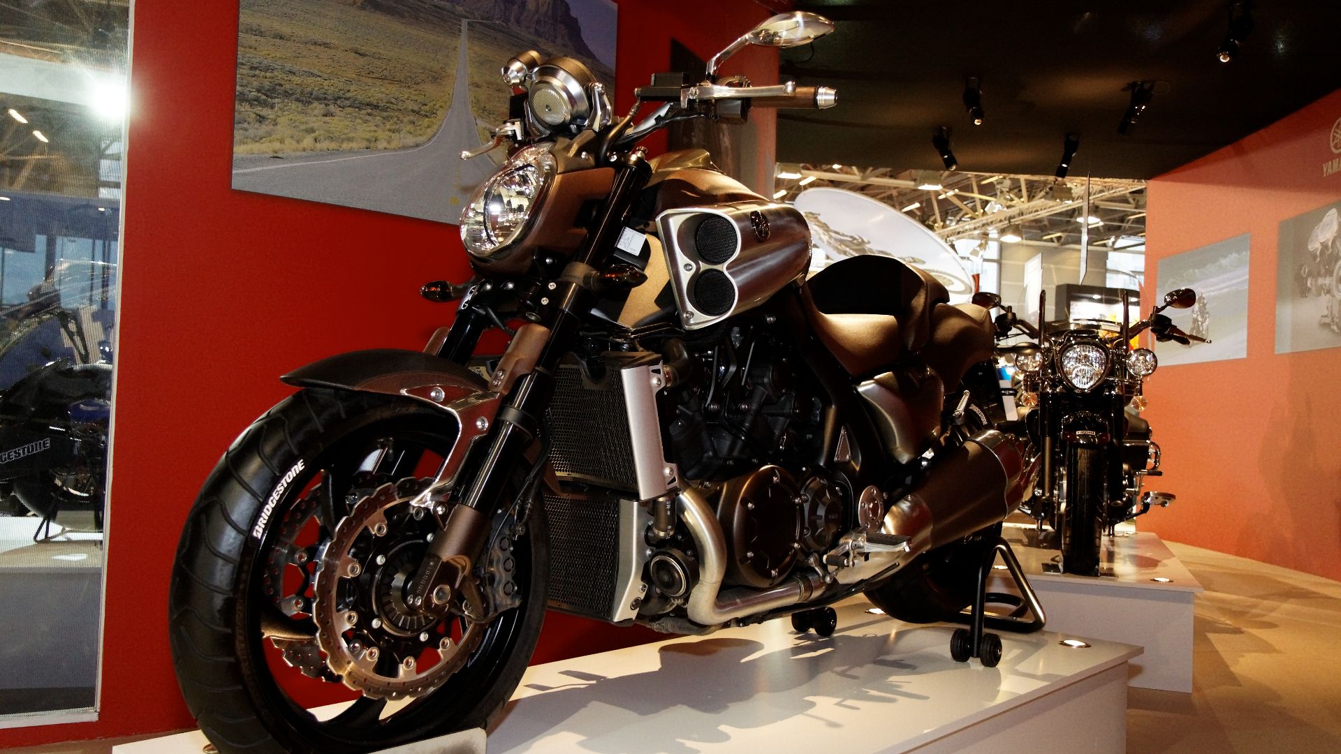 File:Paris - Salon de la moto 2011 - Yamaha - Vmax 1700 H - 001.jpg