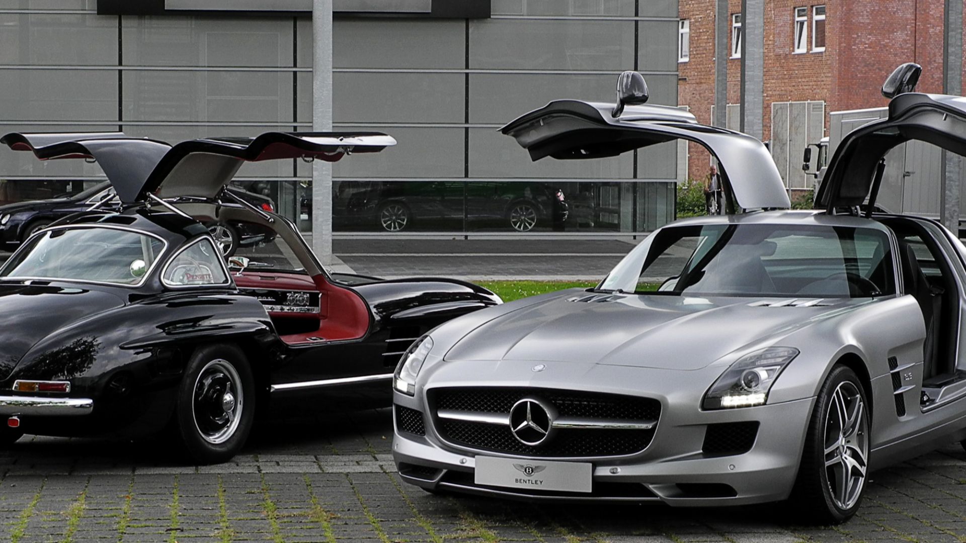 File:Mercedes-Benz SLS AMG (C 197) & Mercedes-Benz 300 SL (W 198) – Frontansicht, 10. August 2011, Düsseldorf.jpg