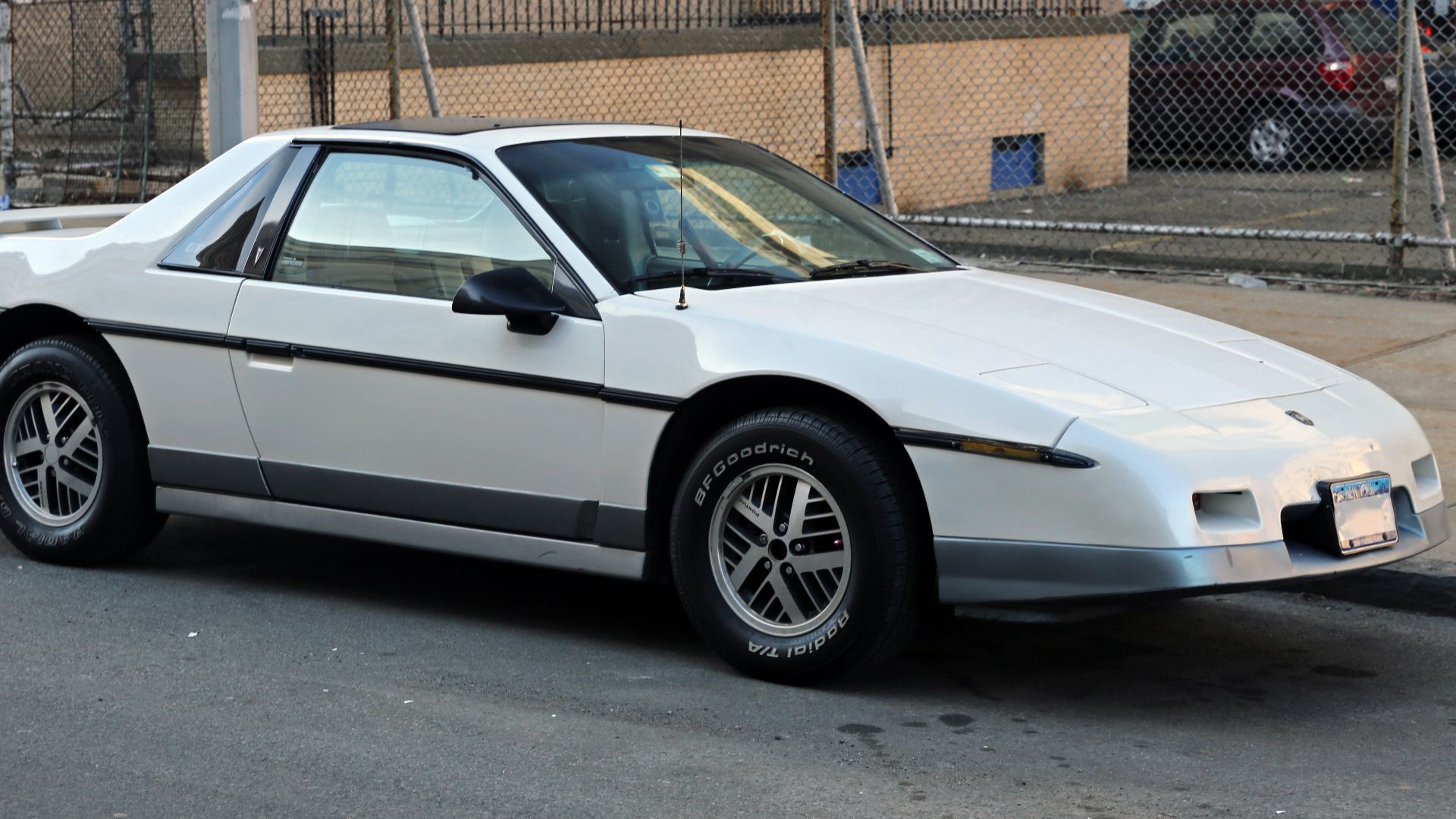 File:1985 Pontiac Fiero GT front right.jpg