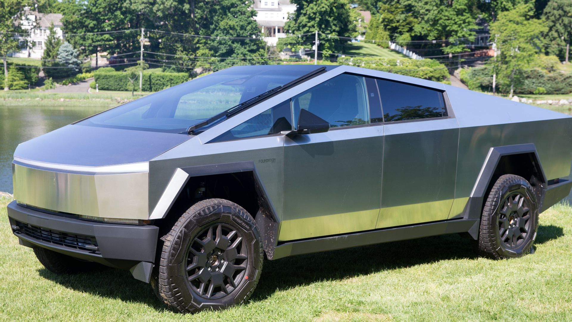 File:2024 Tesla Cybertruck Foundation Series, front left (Greenwich).jpg