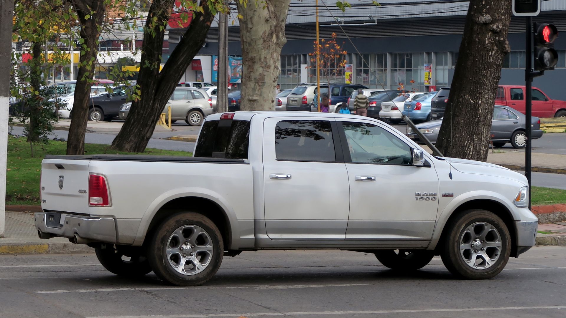 File:Ram 1500 Laramie Hemi 2013 (34211812493).jpg