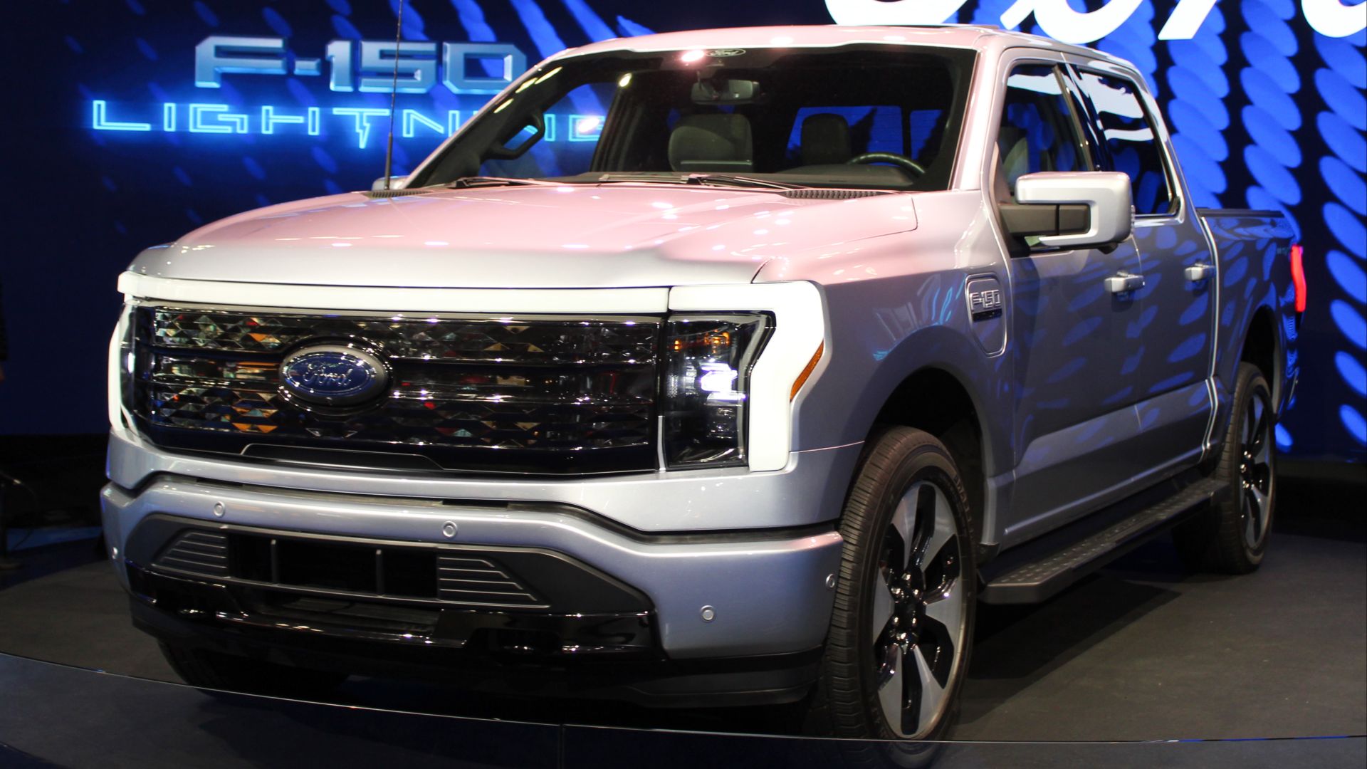 File:2022 Ford F-150 Lightning, NYIAS 2022.jpg