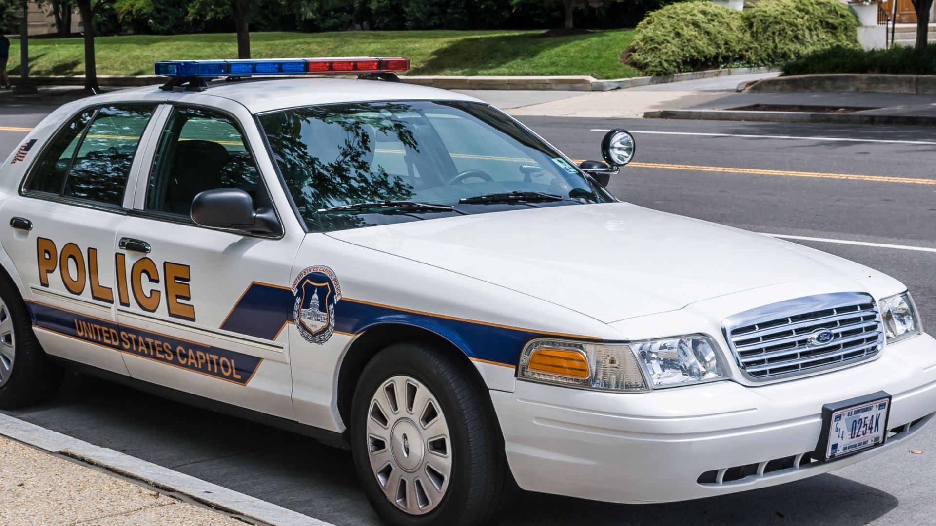 File:US Capitol Police Cruiser Ford Crown Vic fr.jpg