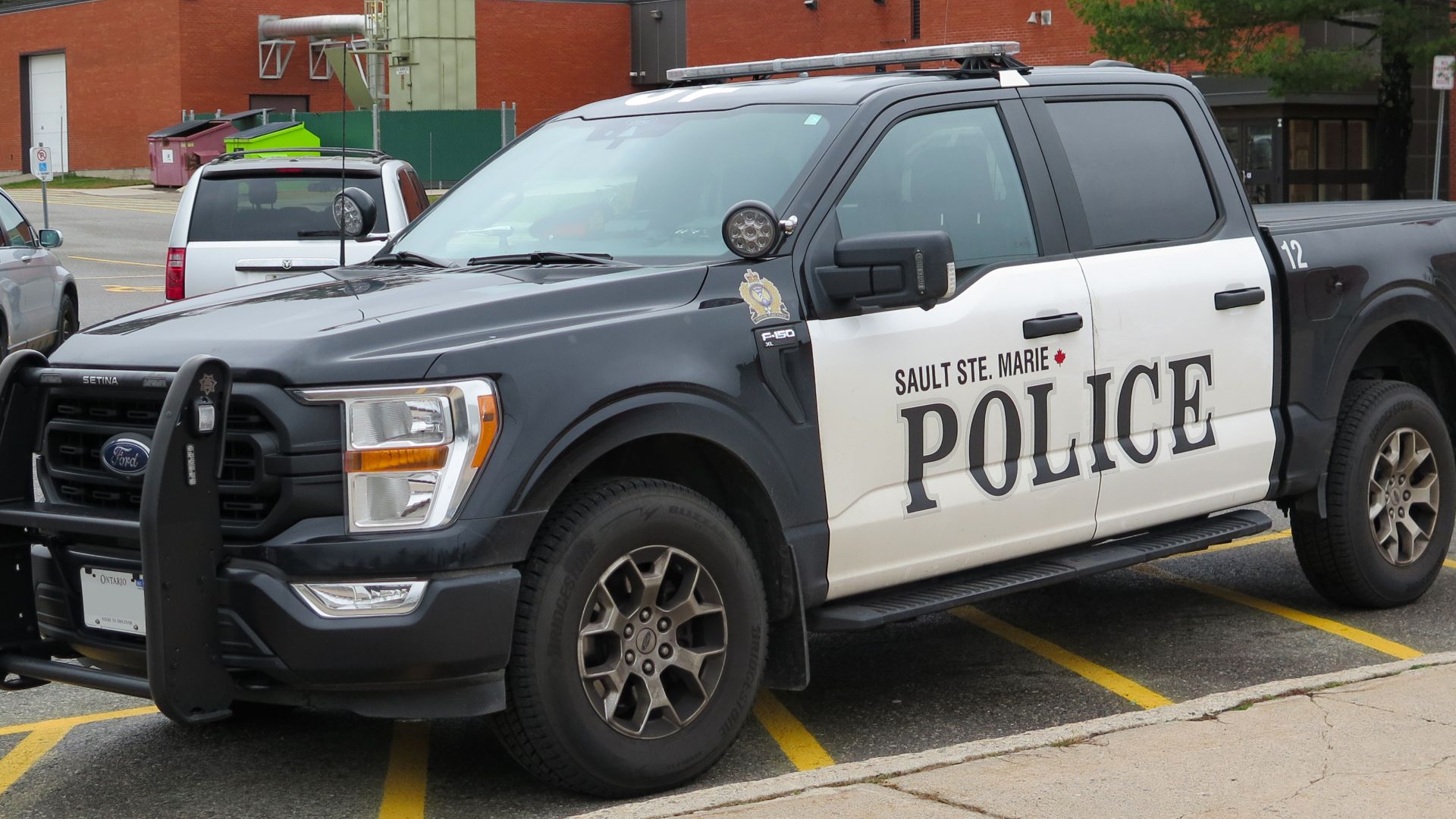 File:2021 Ford F-150 XL Police Responder in Agate Black Metallic (Sault Ste. Marie Police -12), Front Left, 11-11-2022.jpg