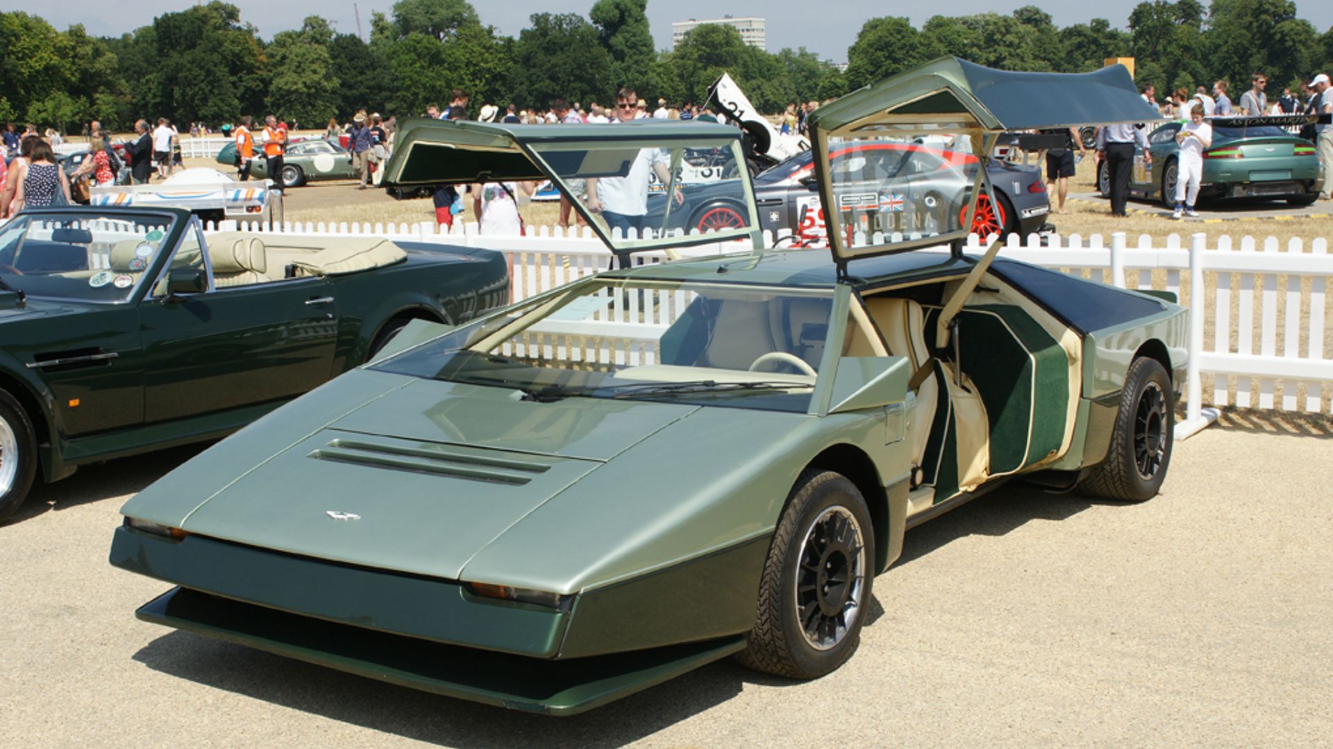 File:Aston Martin Bulldog Kensington Palace 21-07-13.jpg
